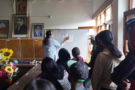 Artist Chitra Vaidya conducting art workshop at Leh