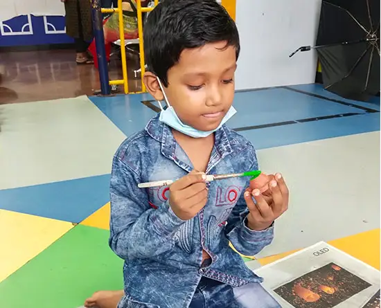 Boy painting diya at TMC, Mumbai on 29 September 2022