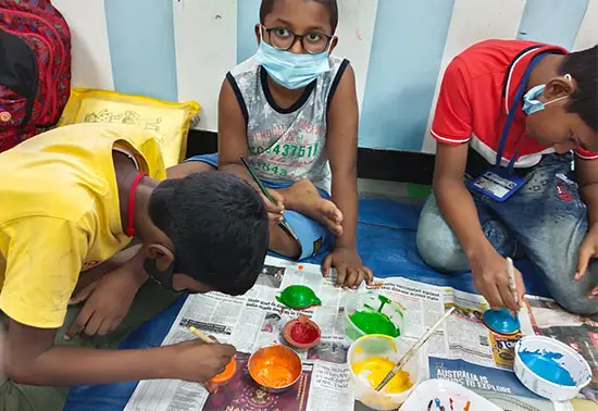Kids  at painting workshop of earthen lamps and greeting cards at TMC, Mumbai on 30 September 2022