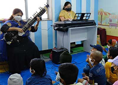 Music workshop for children undergoing cancer treatment