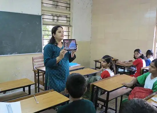 art educator Chitra Vaidya conducting the workshop