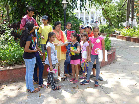 Chitra Vaidya with participants in Outdoor painting workshop 