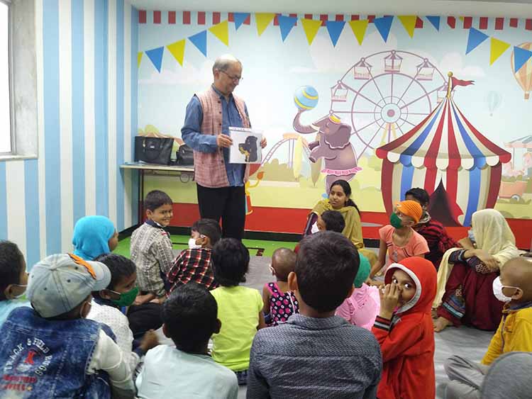 Milind Sathe during art workshop with children undergoing cancer treatment at Tata Memorial Centre, Mumbai